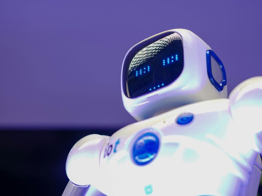Moderner Roboter vor lila Hintergrund