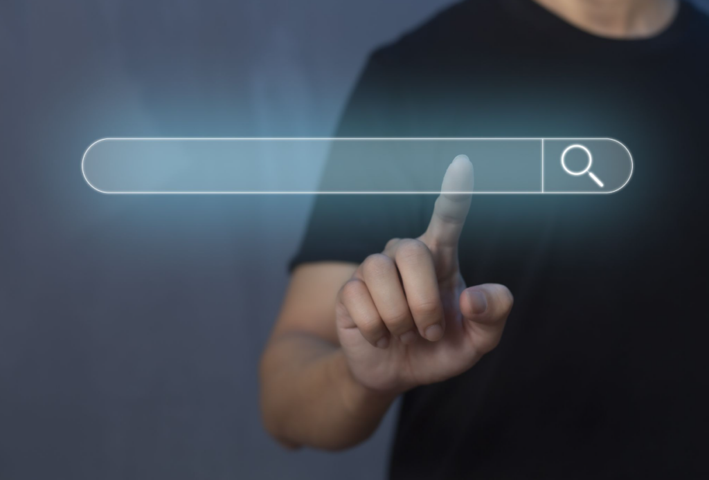 Mann tippt auf eine virtuelle Suchleiste